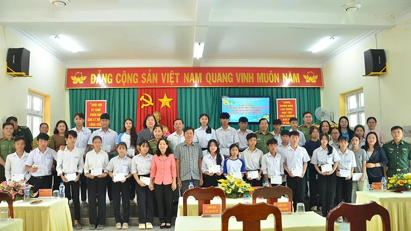 Đại biểu cùng học sinh tại buổi trao quà Tết tại xã Tân Hộ Cơ, tỉnh Đồng Tháp.