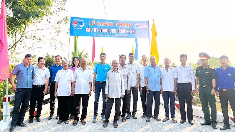 Đại biểu dự lễ khánh thành cầu Hy Vọng tại ấp Hòa Bình, xã Hòa Long, tỉnh Đồng Tháp.