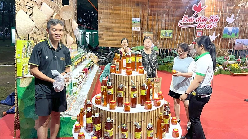 Một gian hàng trưng bày, giới thiệu sản phẩm OCOP tại phường Cao Lãnh.