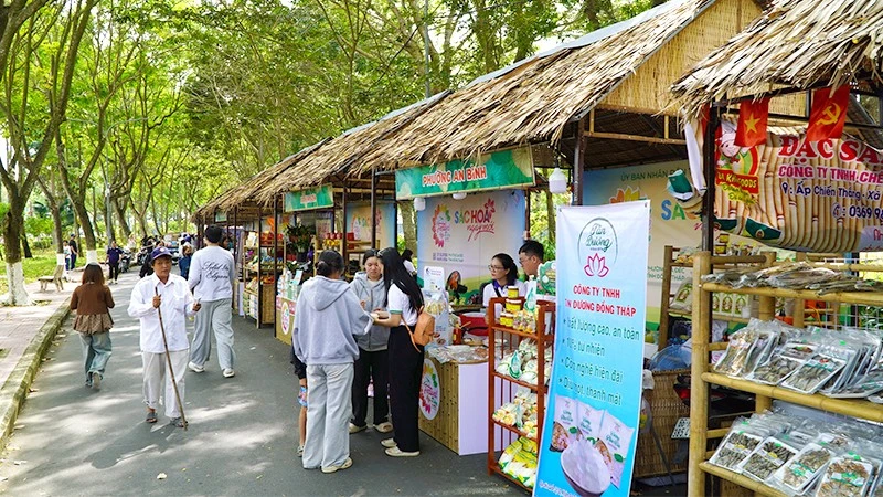 Các gian hàng sản phẩm OCOP Đồng Tháp tại "Không gian triển lãm, trưng bày sản phẩm OCOP khu vực Đồng bằng sông Cửu Long".