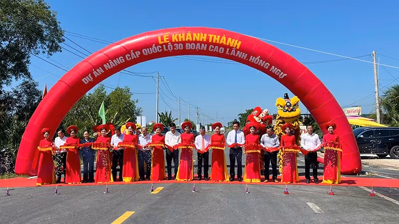 Nghi thức cắt băng khánh thành Dự án Nâng cấp Quốc lộ 30 đoạn Cao Lãnh-Hồng Ngự (giai đoạn 3).