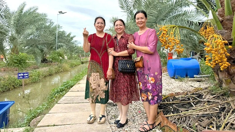 Du khách tham quan, trải nghiệm tại Vườn sinh thái Chala Farm tại phường Hồng Ngự, tỉnh Đồng Tháp.