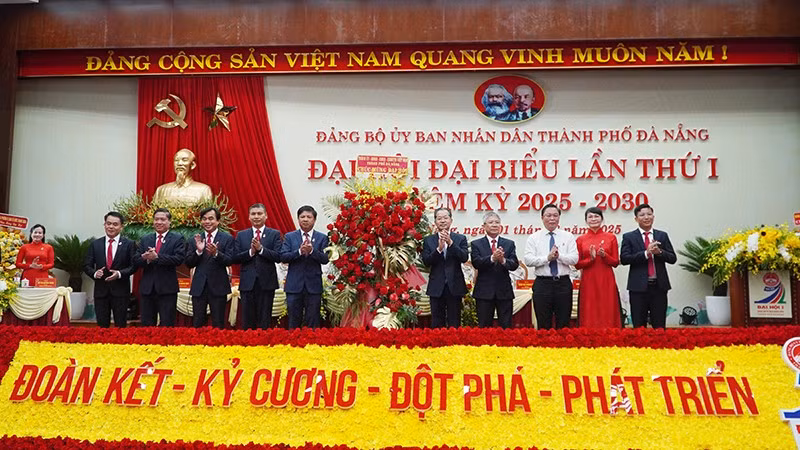 Lãnh đạo Thành ủy Đà Nẵng tặng hoa chúc mừng đại hội.