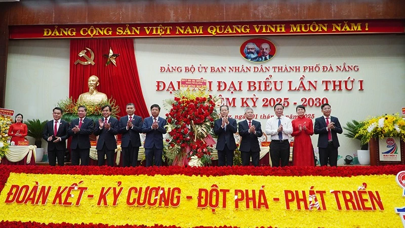 Lãnh đạo Thành ủy Đà Nẵng tặng hoa chúc mừng đại hội.