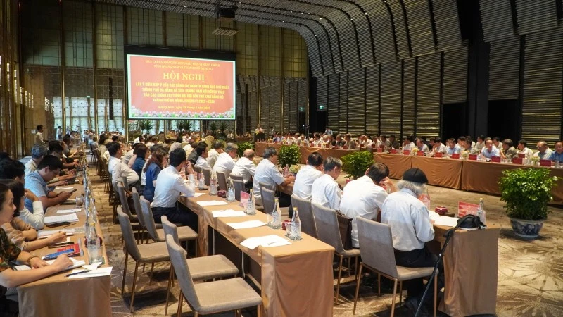 Quảng cảnh Hội nghị lấy ý kiến góp ý của các đồng chí nguyên lãnh đạo chủ chốt thành phố Đà Nẵng và tỉnh Quảng Nam đối với dự thảo Báo cáo chính trị trình Đại hội lần thứ XXIII Đảng bộ thành phố Đà Nẵng, nhiệm kỳ 2025-2030.