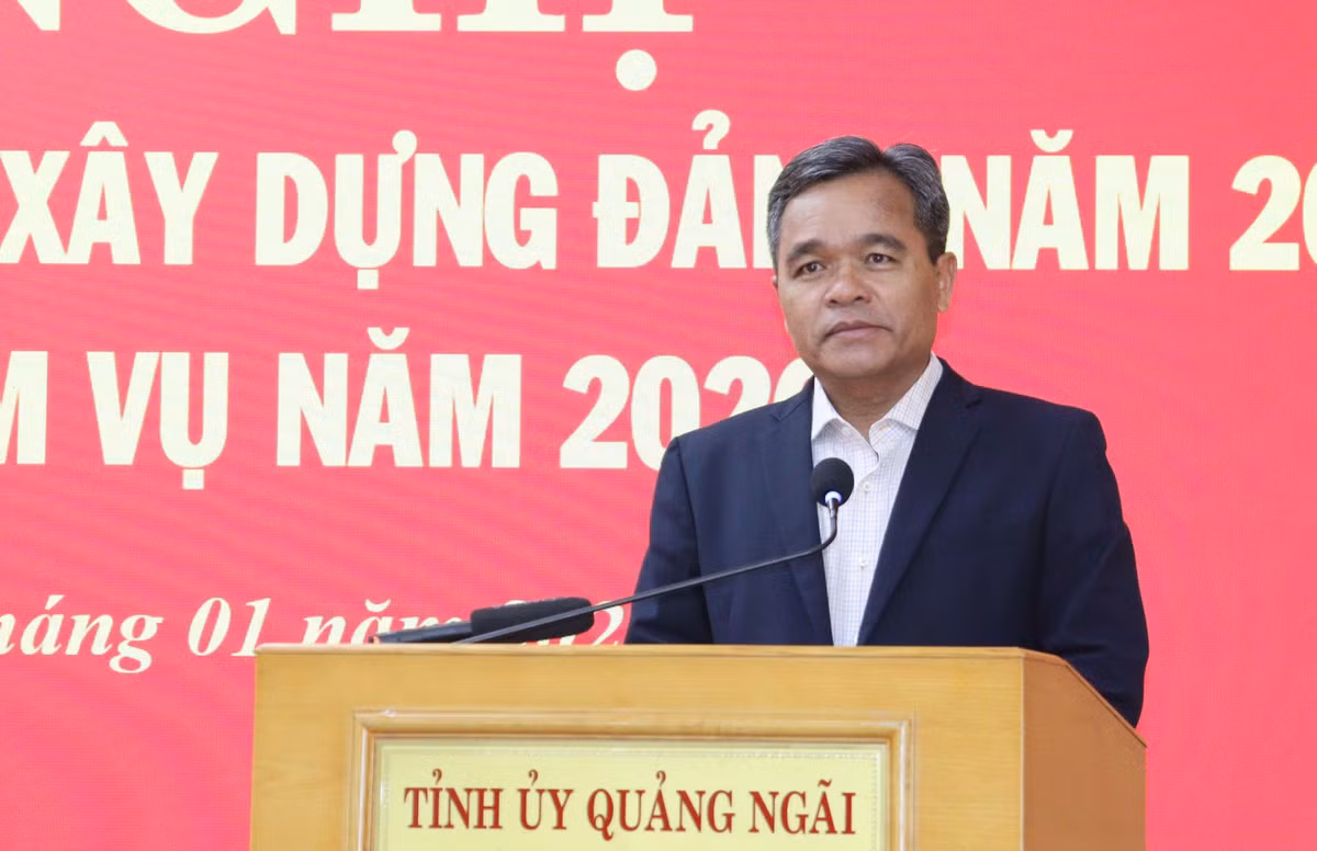Đồng chí Hồ Văn Niên, Ủy viên Trung ương Đảng, Bí thư Tỉnh ủy Quảng Ngãi phát biểu chỉ đạo hội nghị.