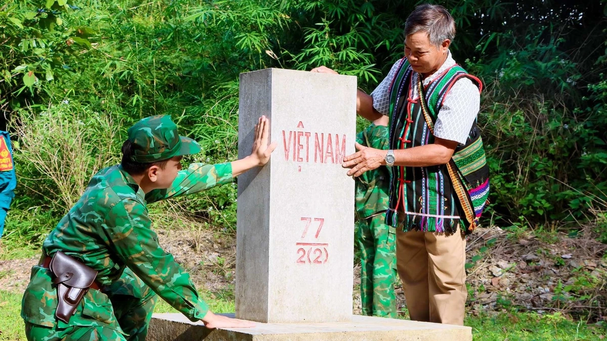 Gìa làng Điểu Ngon cùng chiến sĩ Đồn biên phòng Lộc Tấn bảo vệ cột mốc biên cương