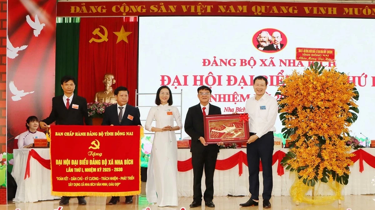 Bí thư Tỉnh ủy Đồng Nai Vũ Hồng Văn tặng hoa và cờ chúc mừng Đại hội