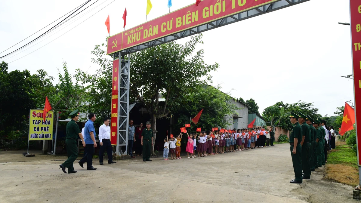 Lãnh đạo tỉnh Đồng Nai thăm khu dân cư liền kề chốt dân quân trên tuyến biên giới tỉnh Đồng Nai