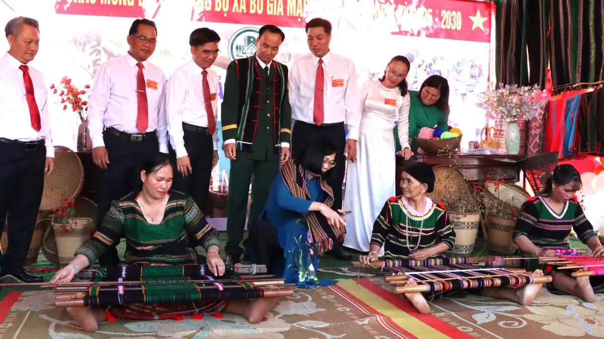 Xã Bù Gia Mập nỗ lực đưa sản phẩm dệt thổ cẩm là sản phẩm du lịch