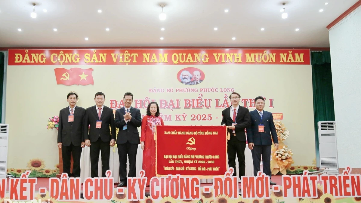 Lãnh đạo tỉnh Đồng Nai tặng hoa và cờ chúc mừng Đại hội