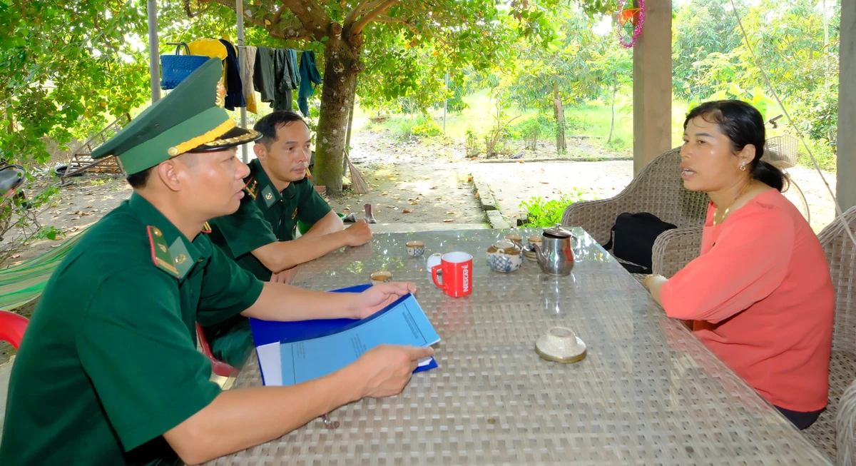 Cán bộ Đồn biên phòng Tân Thành thực hiện công tác dân vận ở xã Tân Tiến, tỉnh Đồng Nai