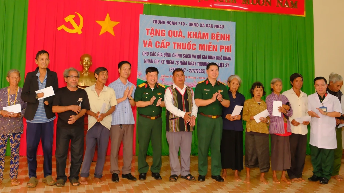 Trung đoàn 719 tặng quà cho các hộ gia đình chính sách dịp khám chữa bệnh cho nhân dân tại thôn Đắk Liên, xã Đắk Nhau, tỉnh Đồng Nai