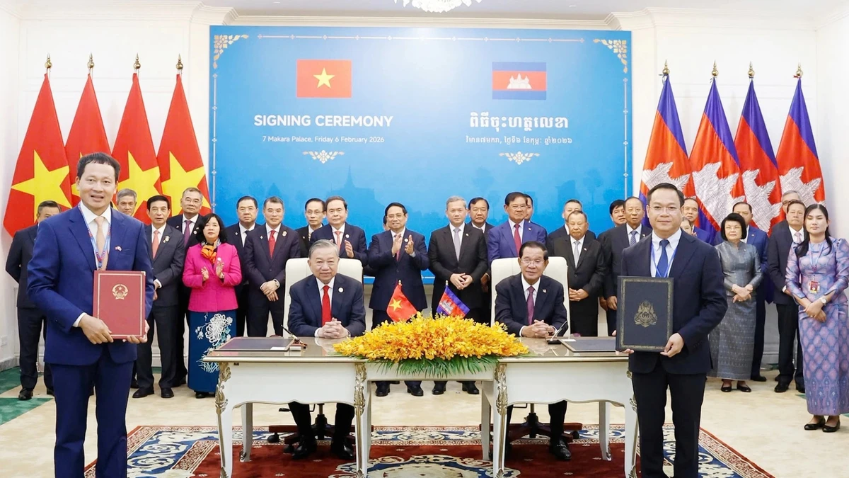 Tổng Bí thư Tô Lâm và Chủ tịch Đảng Nhân dân Campuchia Hun Sen đã chứng kiến Lễ ký và trao các văn kiện hợp tác giữa các bộ, ngành, địa phương của Việt Nam và Campuchia.