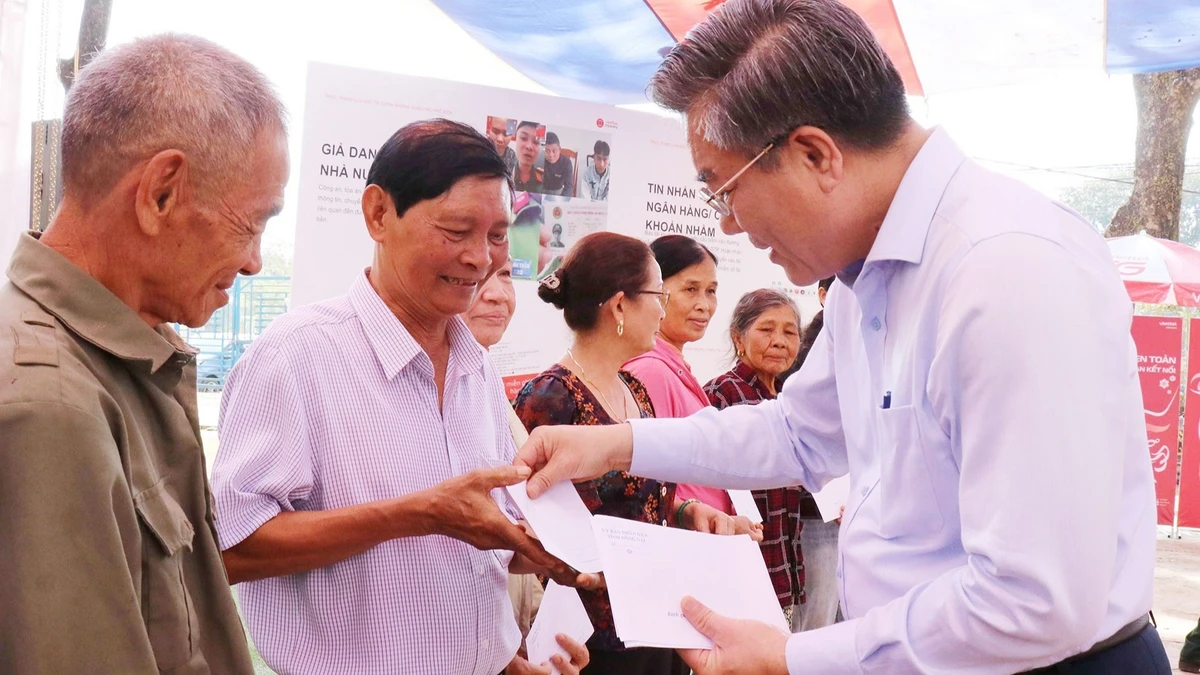 Lãnh đạo tỉnh Đồng Nai tặng quà cho nhân dân xã biên giới Đắk Ơ