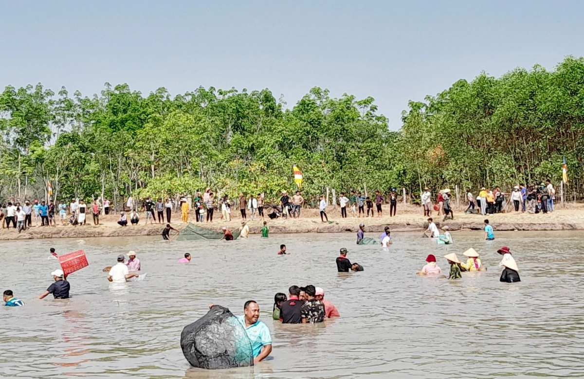 Người Khmer ở xã Lộc Hưng tham gia lễ hội Phá Bàu