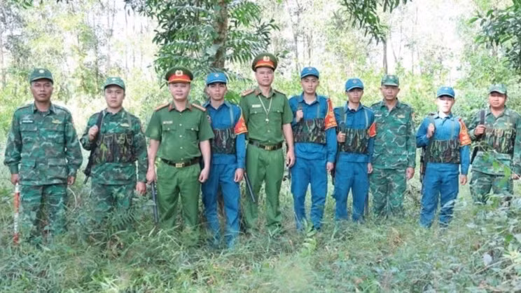 Các lực lượng vũ trang phối họp tuần tra bảo vệ biên giới