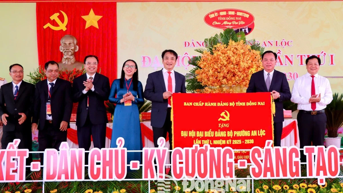 Lãnh đạo Tỉnh ủy Đồng Nai tặng cờ thi đua cho phường An Lộc