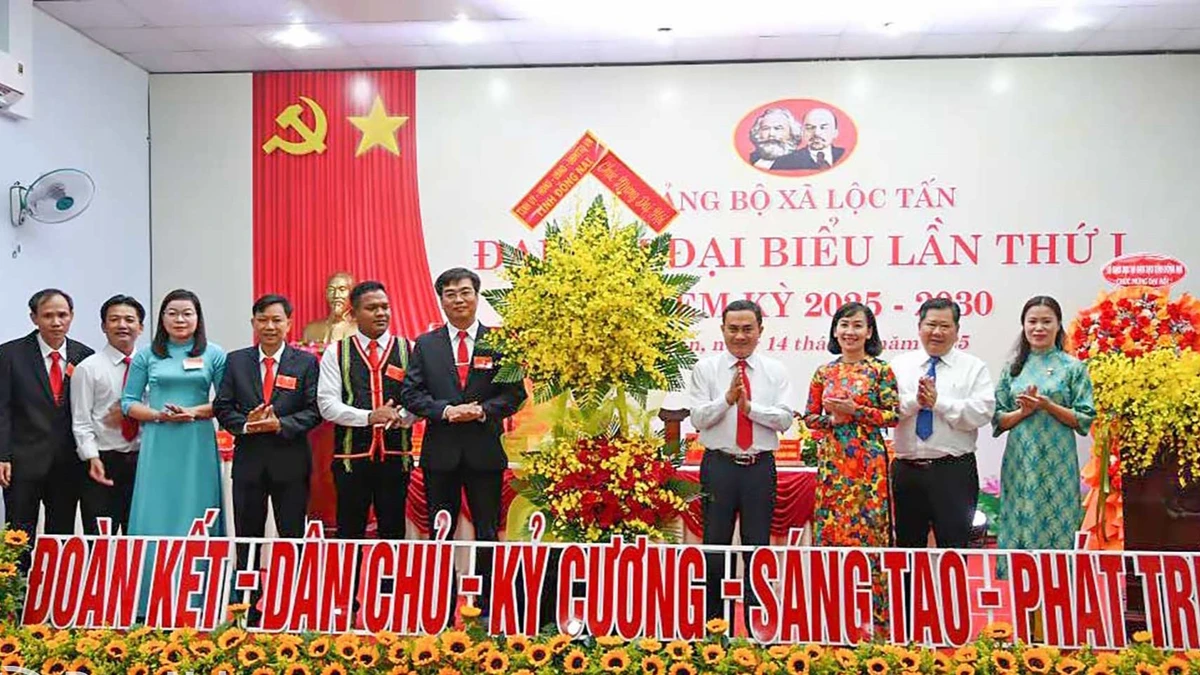 Lãnh đạo tỉnh Đồng Nai tặng hoa chúc mừng Đại hội