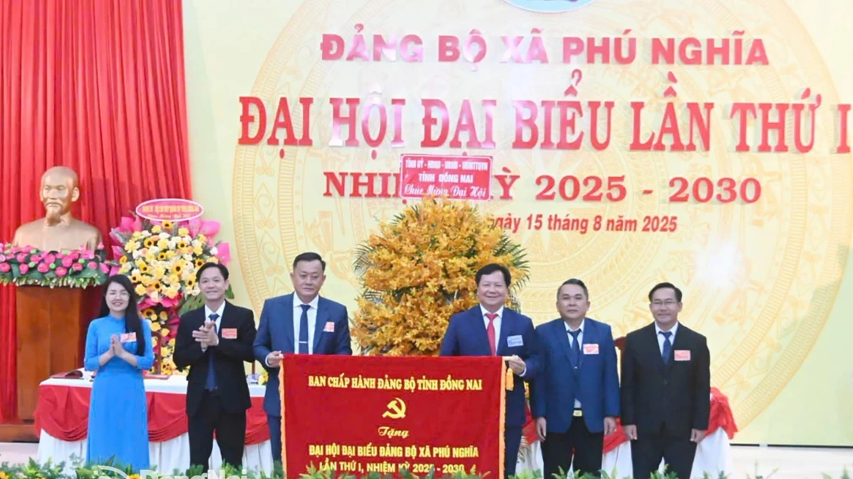 Lãnh đạo tỉnh Đồng Nai tặng cờ và hoa chúc mừng Đại hội