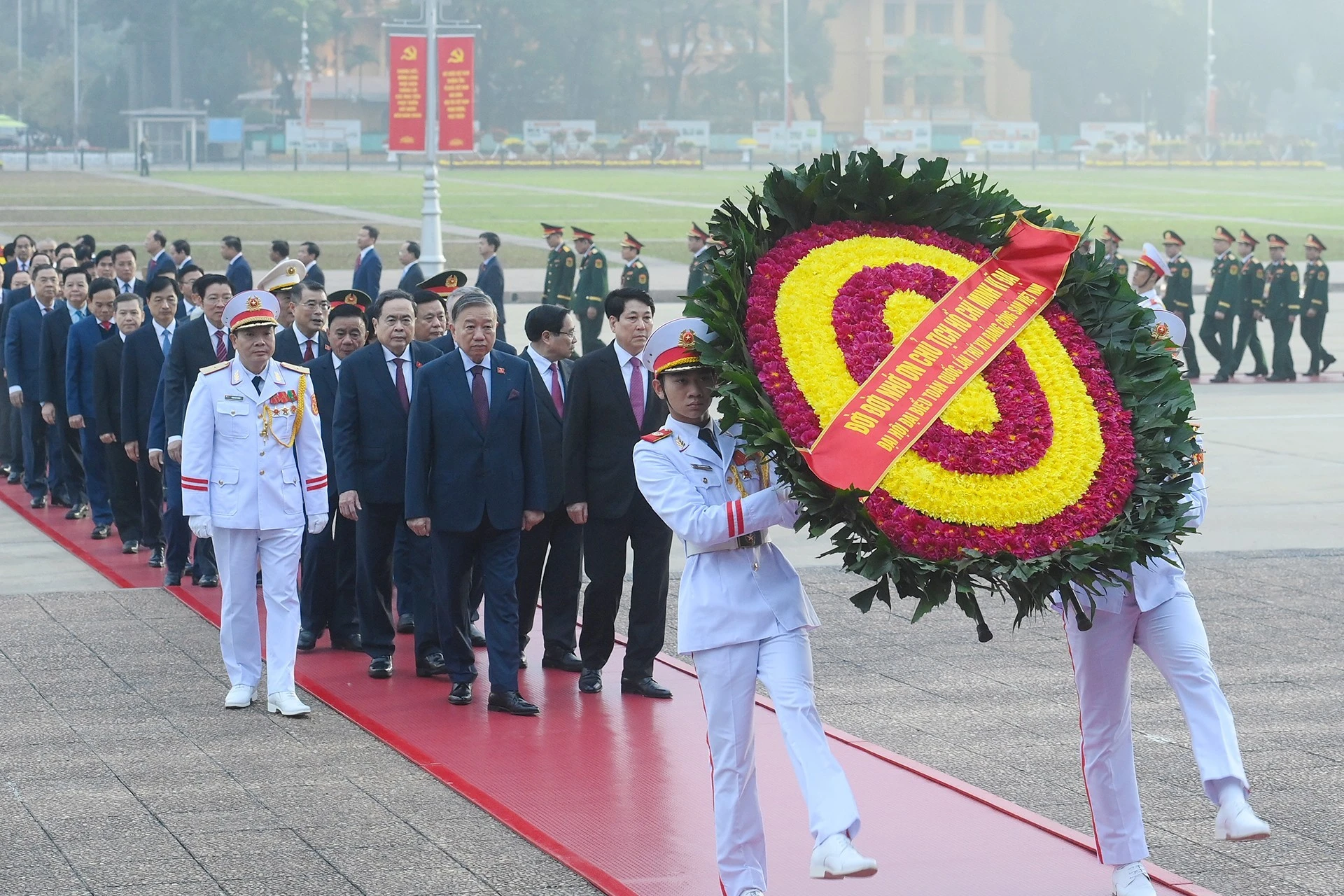 Đoàn đại biểu dự Đại hội đại biểu toàn quốc lần thứ XIV của Đảng viếng Chủ tịch Hồ Chí Minh. (Ảnh: THỦY NGUYÊN)