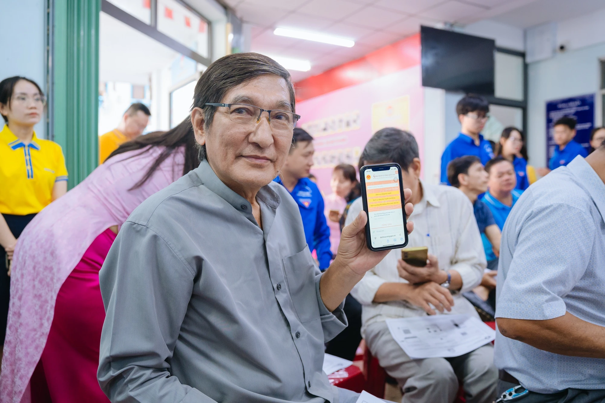 Người dân Phường Minh Phụng phấn khởi vì những khó khăn trên môi trường số đã được tháo gỡ nhờ "Trạm thông tin số".