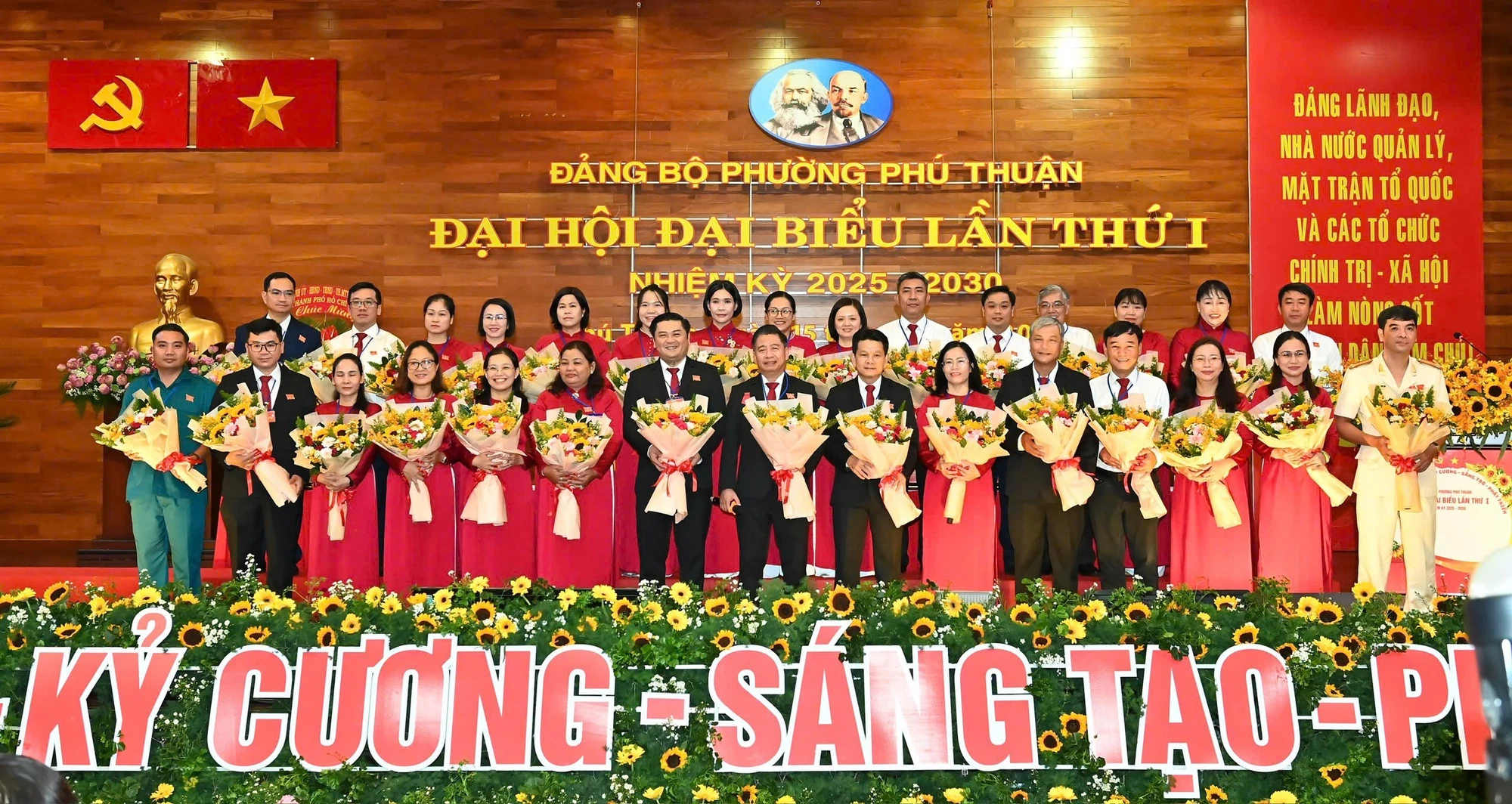 Ban chấp hành Đảng bộ Phường Phú Thuận ra mắt Đại hội Đại biểu lần thứ I, nhiệm kỳ 2025-2030.