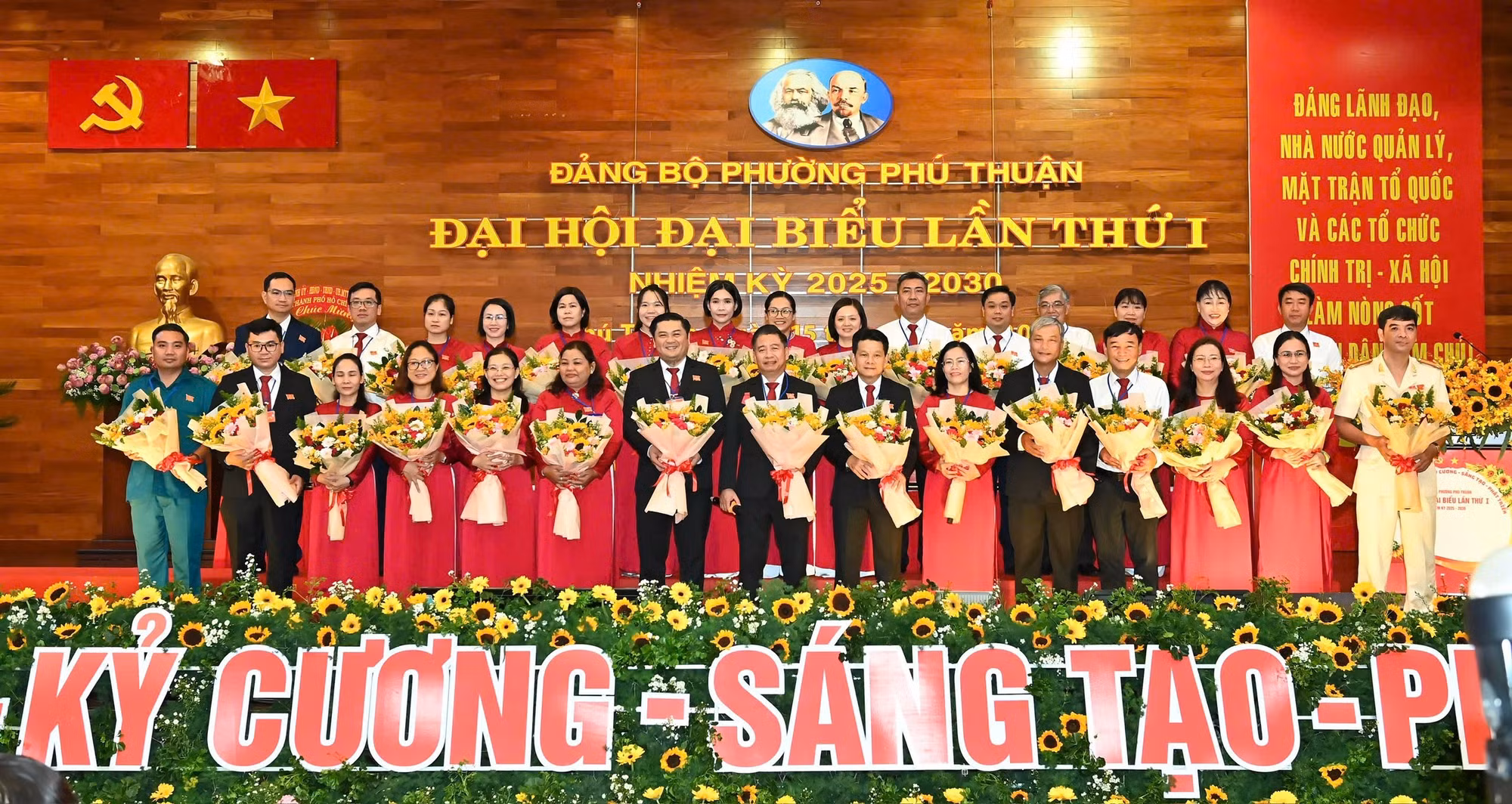 Ban chấp hành Đảng bộ Phường Phú Thuận ra mắt Đại hội Đại biểu lần thứ I, nhiệm kỳ 2025-2030.