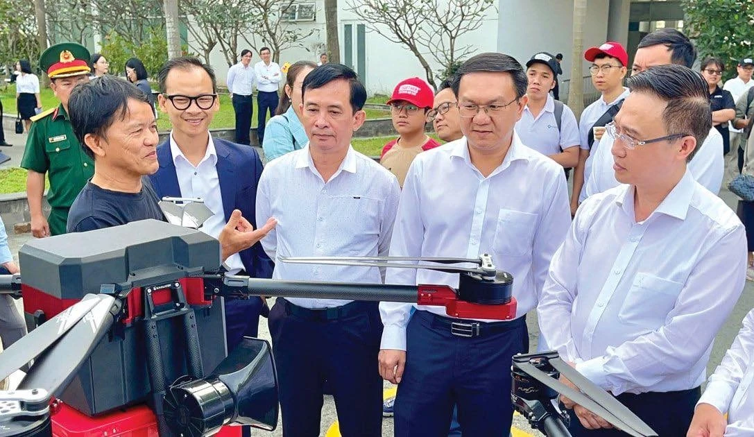 Lãnh đạo Ủy ban nhân dân Thành phố Hồ Chí Minh và Sở Khoa học và Công nghệ tham quan các mô hình công nghệ của doanh nghiệp. (Ảnh: Sở KH-CN)