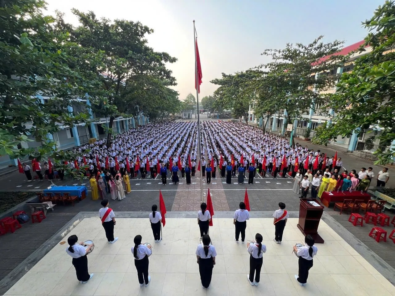 Hàng trăm đoàn viên, thanh niên Thành phố Hồ Chí Minh đồng loạt tổ chức lễ chào cờ trước khi diễn ra Lễ khai mạc Đại hội đại biểu toàn quốc lần thứ XIV của Đảng.