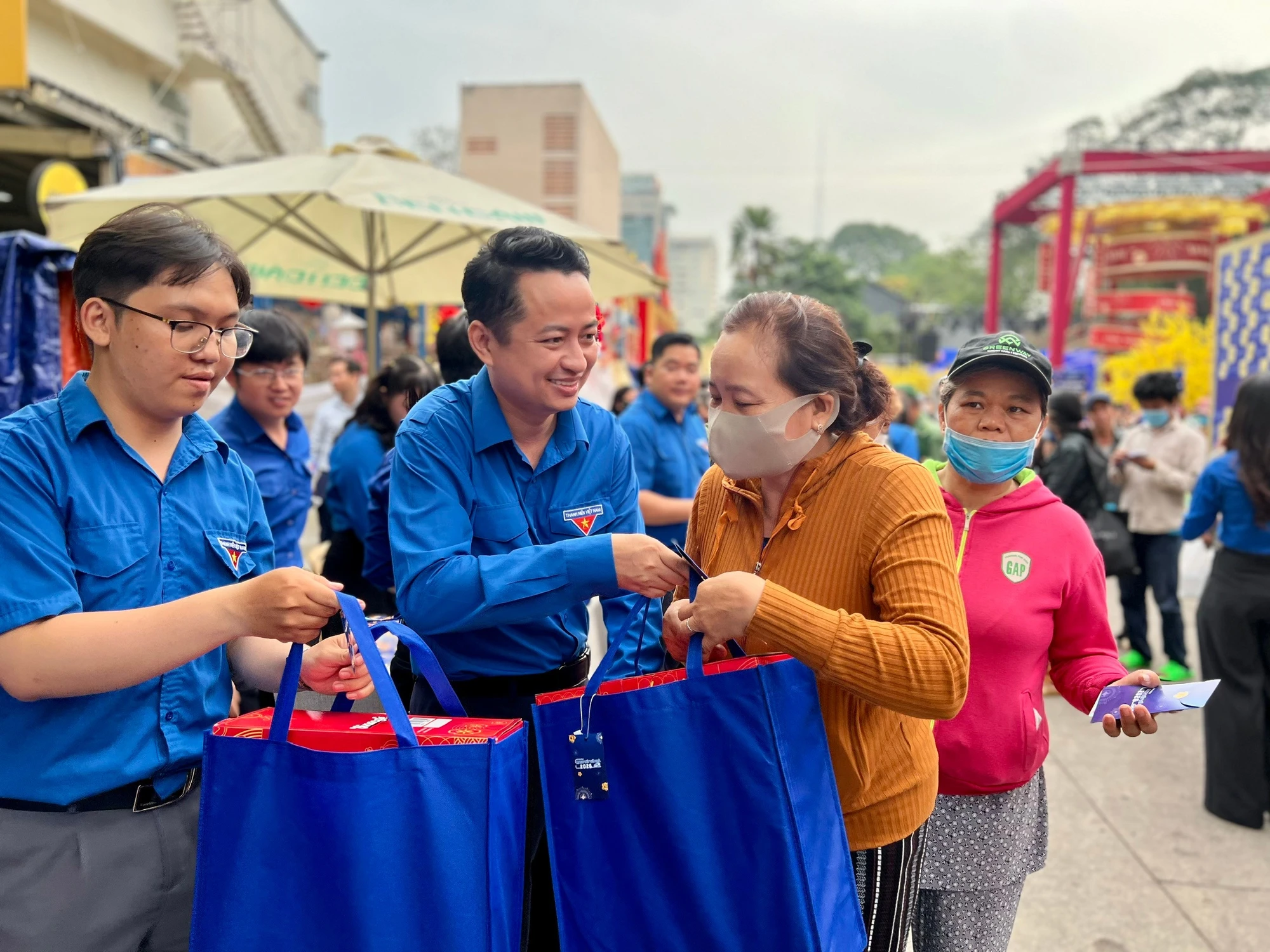 Tuổi trẻ thành phố tặng quà và tiễn người dân về quê đón Tết trên các chuyến xe nghĩa tình.