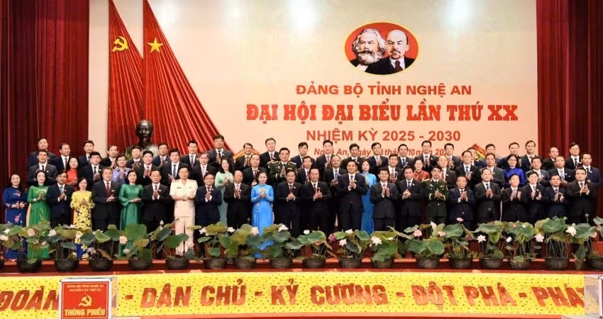 Ban Chấp hành Đảng bộ tỉnh Nghệ An khóa 20, nhiệm kỳ 2025-2030 ra mắt nhận nhiệm vụ trước Đại hội.