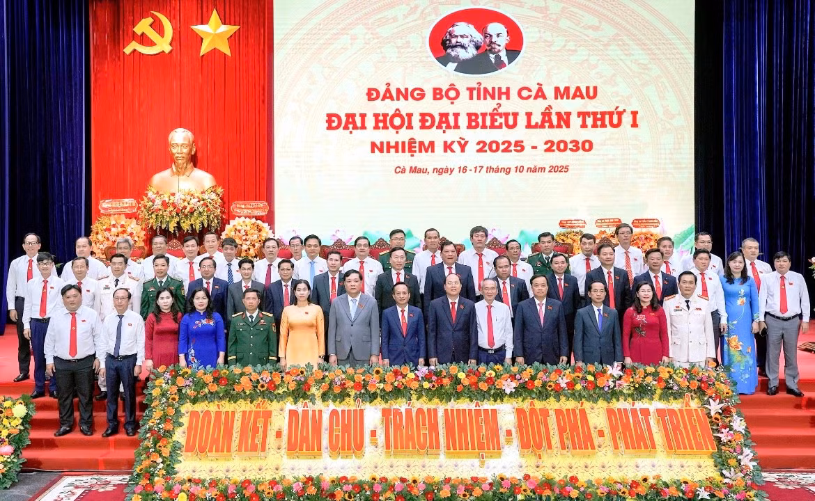 Ban Chấp hành Đảng bộ tỉnh Cà Mau nhiệm kỳ 2020-2025 chụp ảnh lưu niệm tại phiên trù bị.