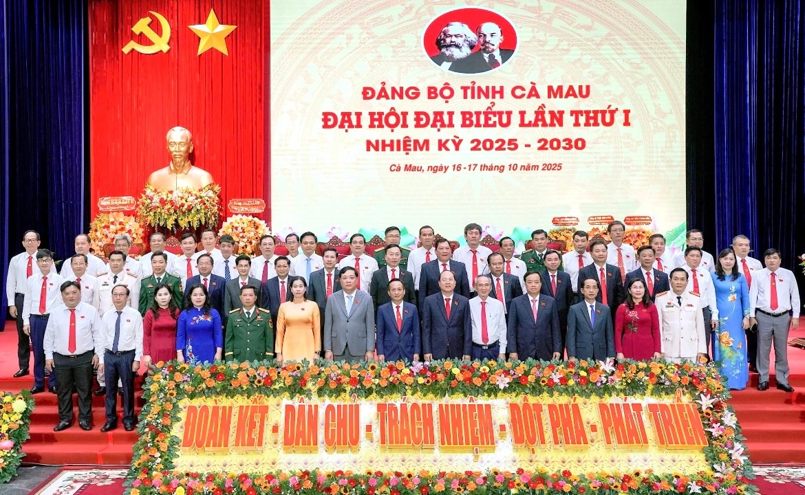 Ban Chấp hành Đảng bộ tỉnh Cà Mau nhiệm kỳ 2020-2025 chụp ảnh lưu niệm tại phiên trù bị.