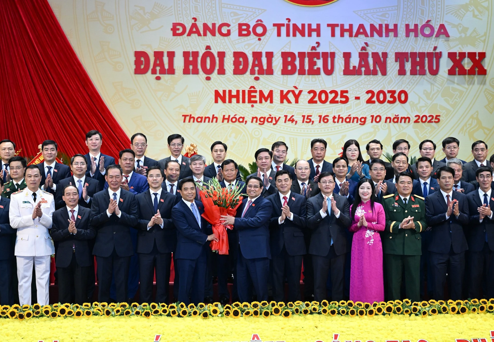 Thủ tướng Phạm Minh Chính tặng hoa chúc mừng Ban Chấp hành Đảng bộ tỉnh Thanh Hóa nhiệm kỳ 2025-2030.