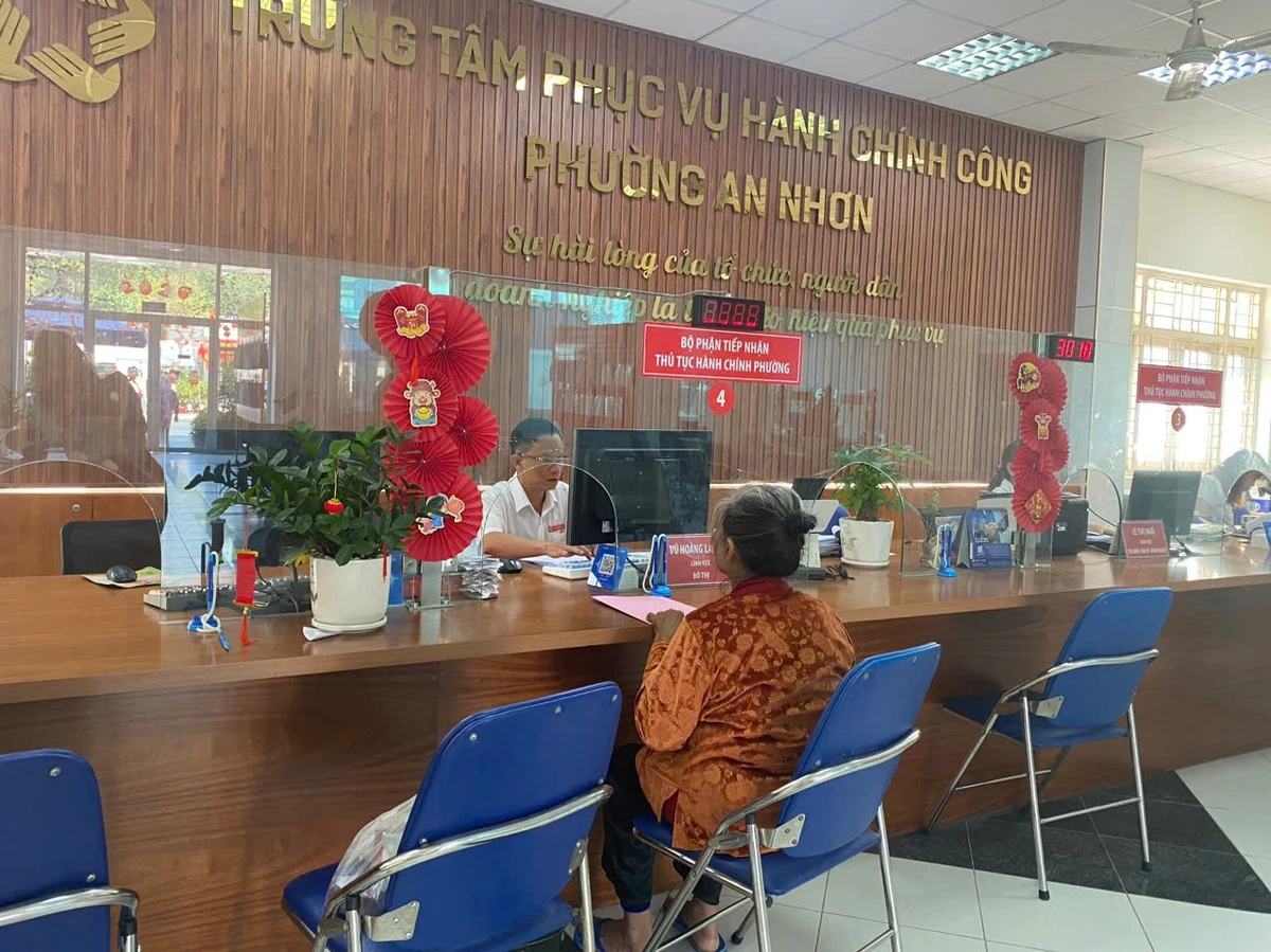 Người dân thực hiện giao dịch hành chính tại Trung tâm phục vụ hành chính Phường An Nhơn.