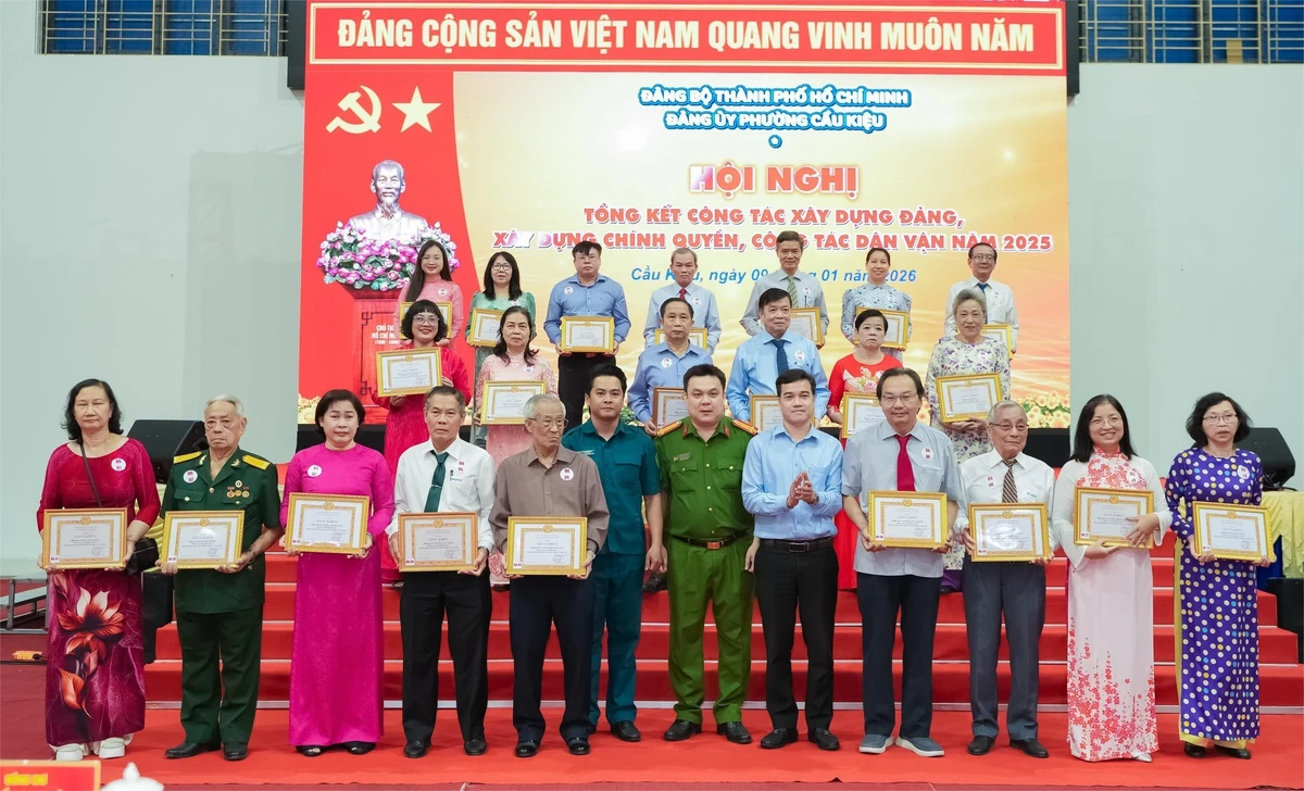 Đảng ủy Phường Cầu Kiệu tặng giấy khen cho các đơn vị đạt thành tích trong công tác xây dựng Đảng, xây dựng chính quyền, công tác dân vận năm 2025.