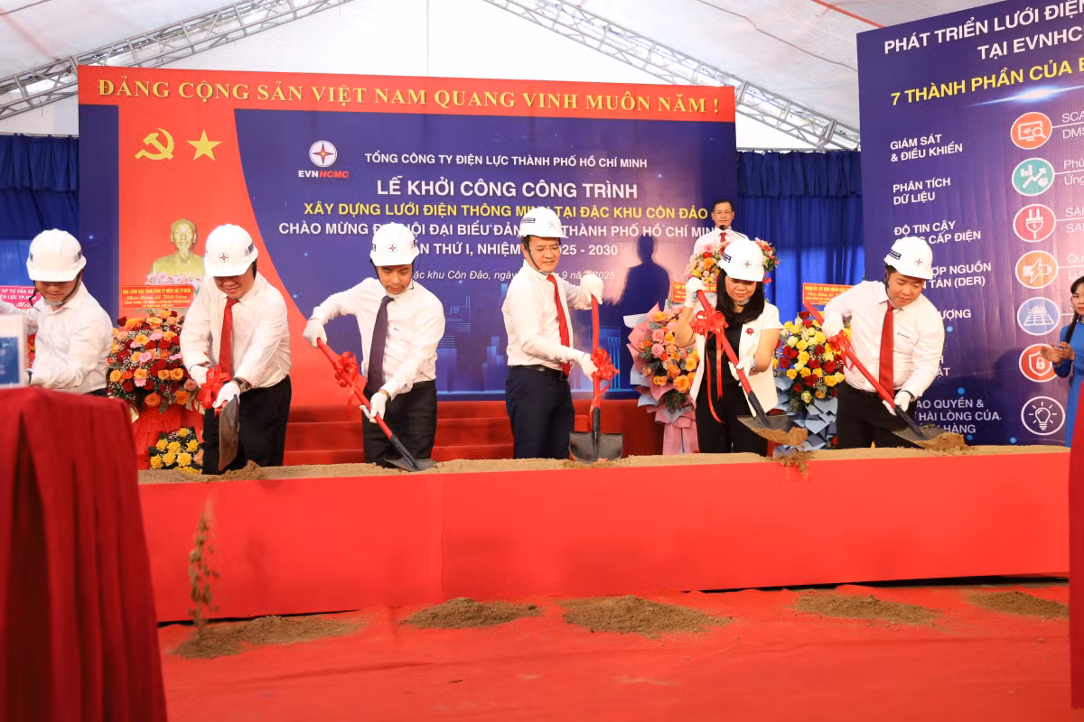 Các đại biểu làm lễ khởi công công trình.