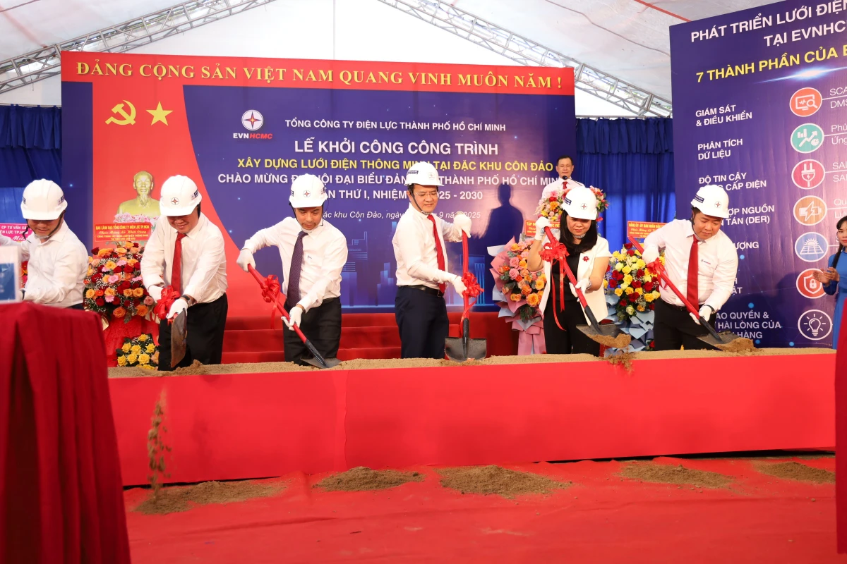 Các đại biểu làm lễ khởi công công trình.