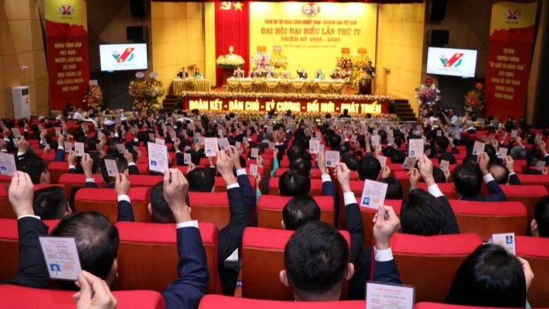 Các đại biểu tiến hành biểu quyết một số nhiệm vụ trọng tâm.