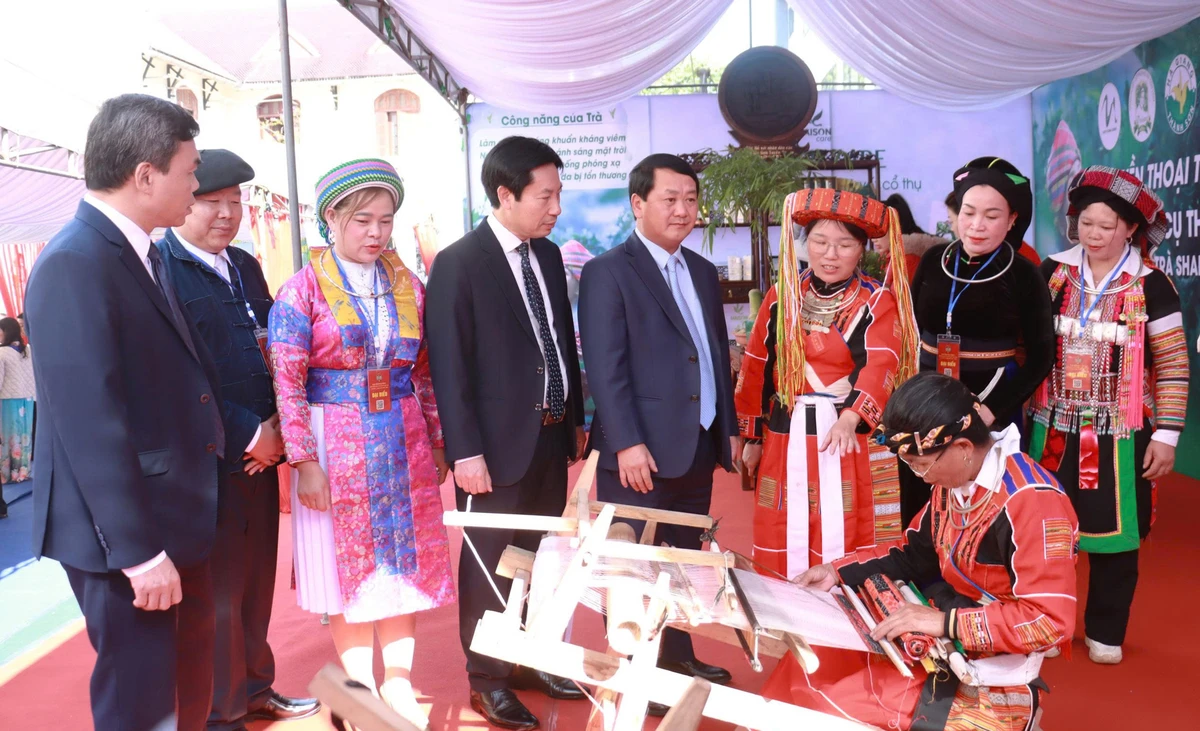 Các đại biểu thăm quan gian trưng bày, giới thiệu sản phẩm tại Đại hội đại biểu Hội Nông dân tỉnh Tuyên Quang. 