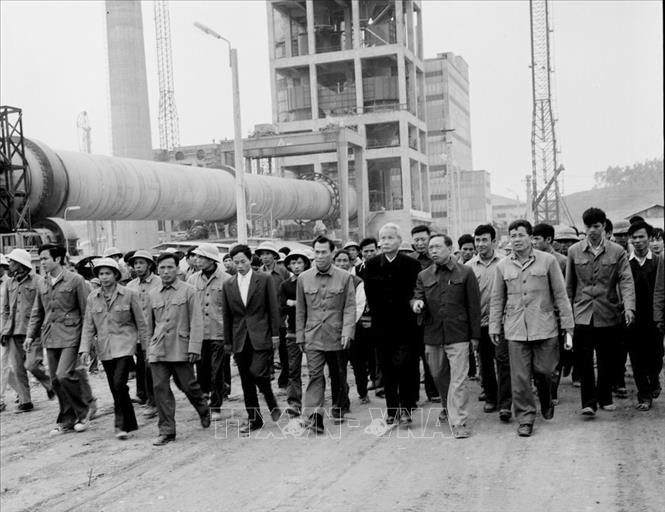 Thủ tướng Phạm Văn Đồng thăm công trường xây dựng nhà máy xi măng Hoàng Thạch (1/1980). (Ảnh: TTXVN)