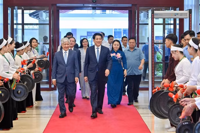 Các đồng chí lãnh đạo Đảng, Nhà nước, Mặt trận Tổ quốc Việt Nam gặp mặt đại biểu tiêu biểu đại diện các tầng lớp nhân dân nhân dịp kỷ niệm 80 năm Cách mạng Tháng Tám thành công và Quốc khánh nước Cộng hòa xã hội chủ nghĩa Việt Nam. (Ảnh: TTXVN)