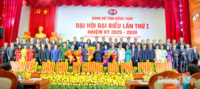 Đồng chí Nguyễn Trọng Nghĩa, Ủy viên Bộ Chính trị, Bí thư Trung ương Đảng, Trưởng Ban Tuyên giáo và Dân vận Trung ương trao quyết định của Bộ Chính trị và tặng hoa chúc mừng Ban Chấp hành Đảng bộ tỉnh Đồng Tháp nhiệm kỳ 2025-2030. (Ảnh: VGP)