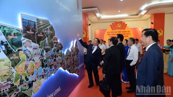 Lãnh đạo Đảng, Nhà nước tham quan khu triển lãm tại Đại hội.