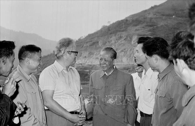 Tổng Bí thư Lê Duẩn nói chuyện với các chuyên gia Liên Xô trên công trường xây dựng Nhà máy thủy điện Hòa Bình. (Ảnh: TTXVN)