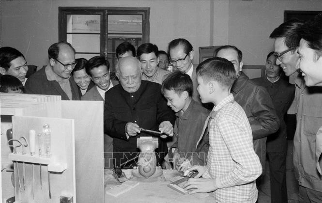 Chủ tịch nước Tôn Đức Thắng thăm Nhà văn hóa thiếu nhi Hà Nội. (Ảnh: TTXVN)