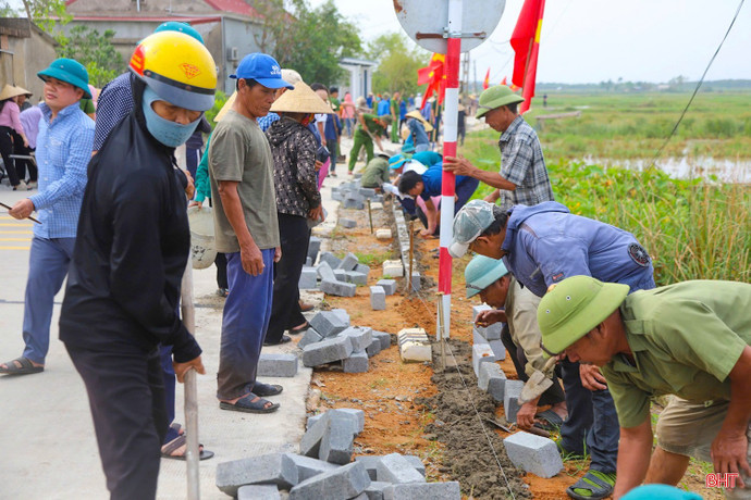 Thúc đẩy phát triển kinh tế nông thôn, huy động nguồn lực phát triển hạ tầng và xây dựng nông thôn mới theo hướng hiện đại. (Ảnh: Báo Hà Tĩnh)