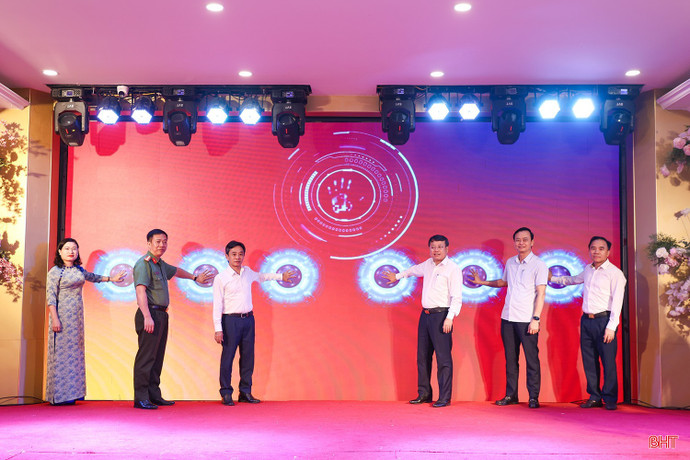 Lễ phát động phong trào Bình dân học vụ số. (Ảnh: Báo Hà Tĩnh)