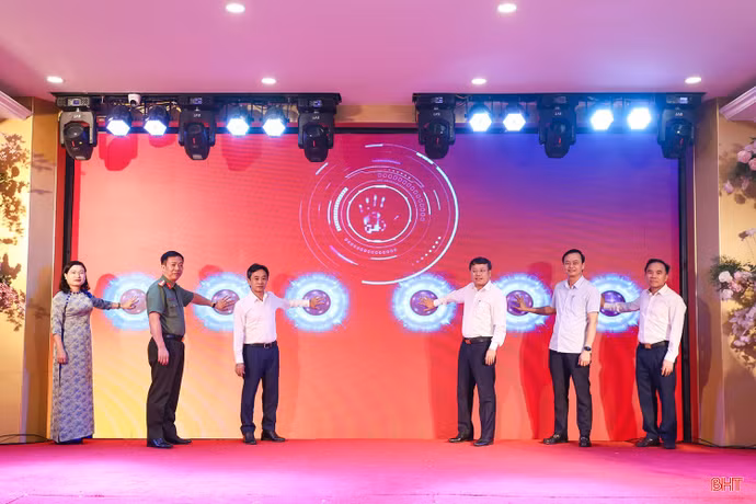 Lễ phát động phong trào Bình dân học vụ số. (Ảnh: Báo Hà Tĩnh)